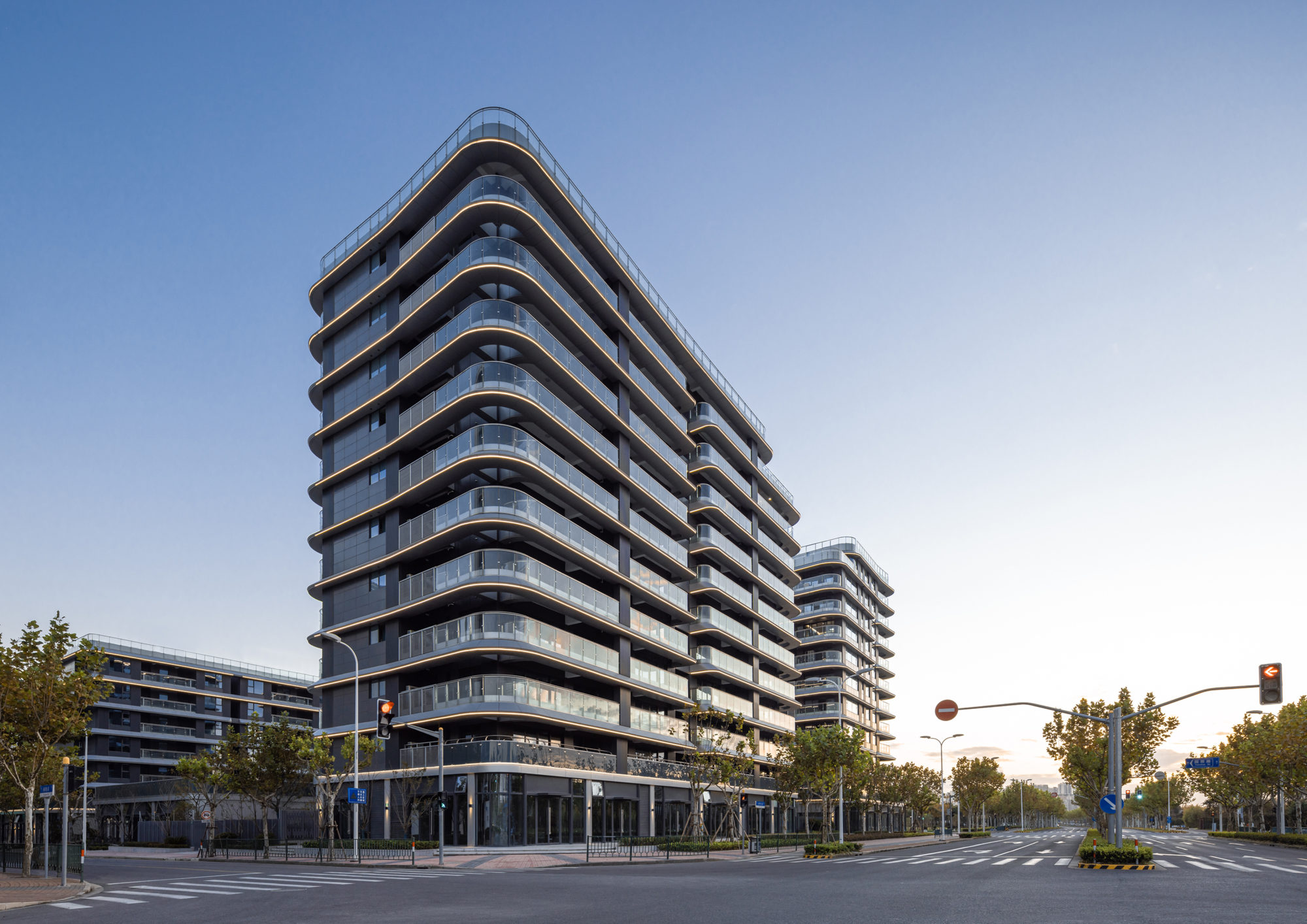 建筑沿城市街角以弧形倒角塑造流线动感的建筑形象,面向黄浦江靠北侧