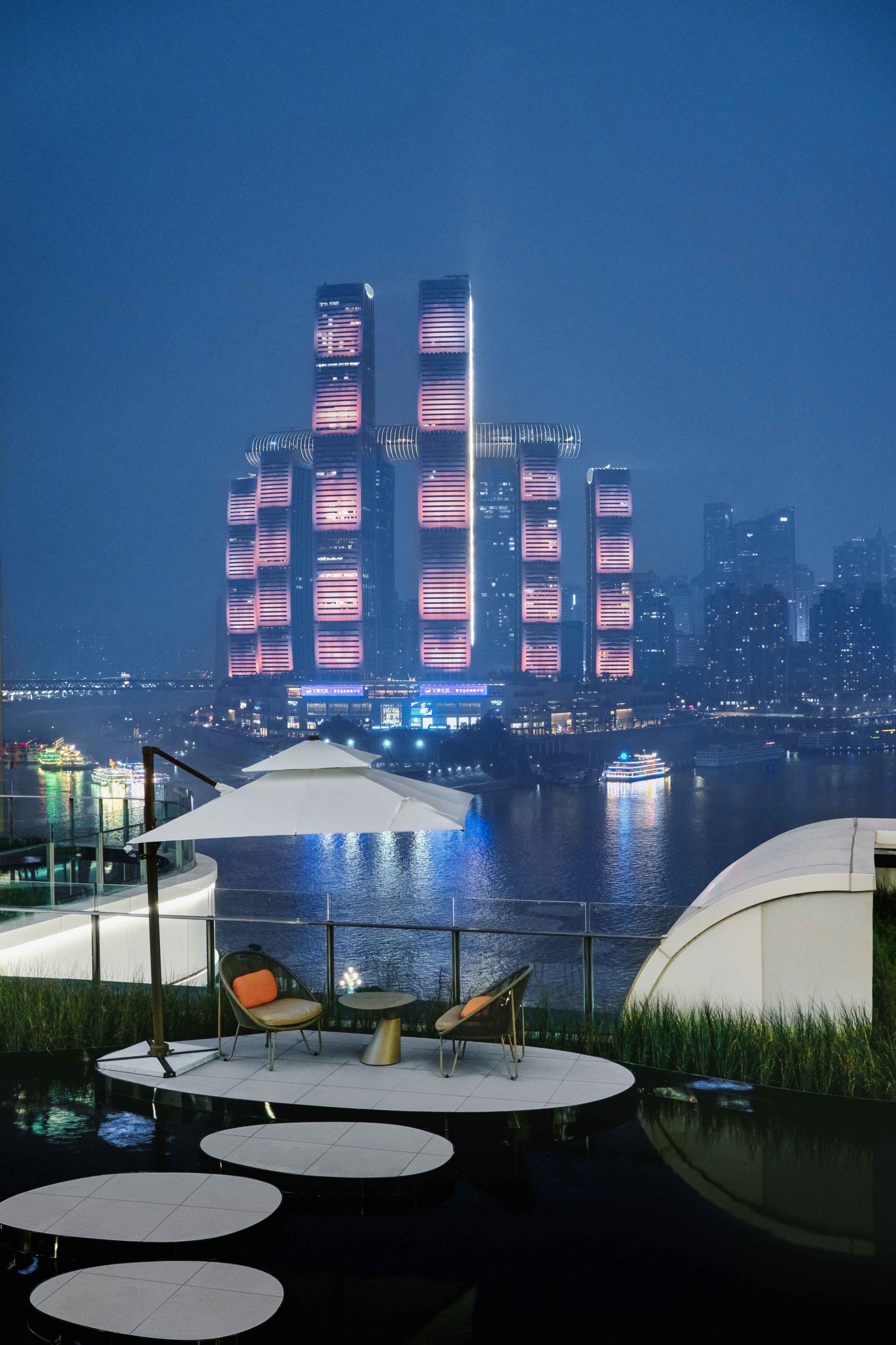 观景平台设置艺术休闲平台,巧取江景,来福士,大剧院形成框景,形成城市