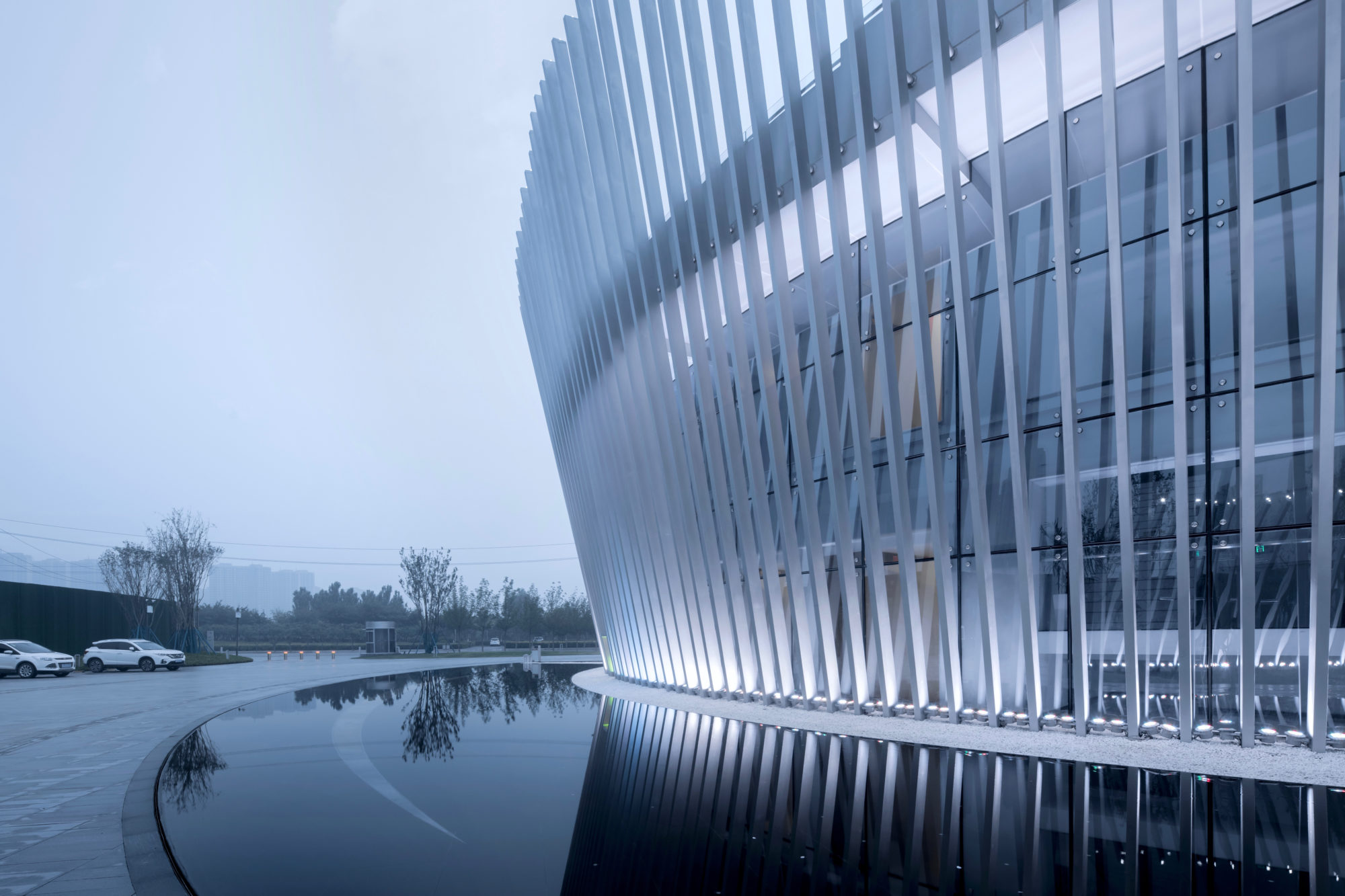 临建筑设计浅水池,将立面格栅的韵律倒映在水里,天地之间虚实交相辉映