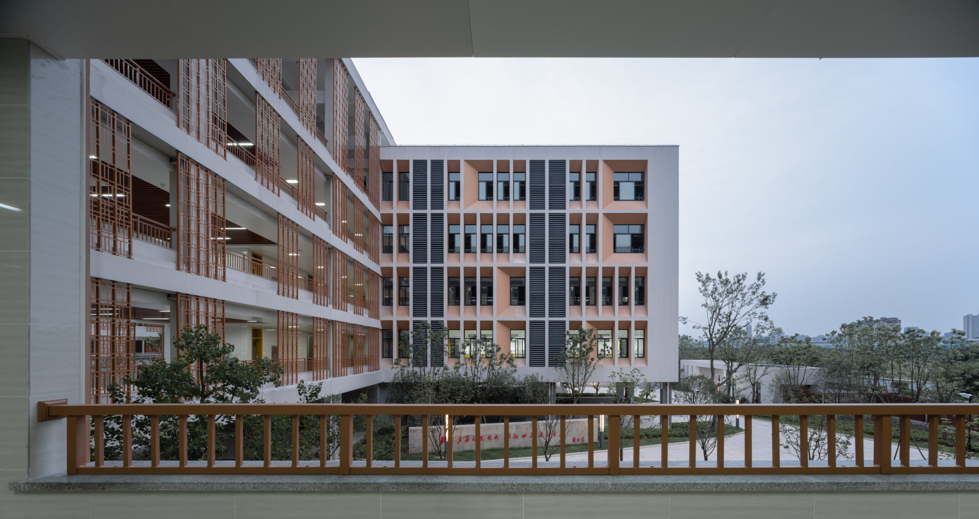 串联教学楼的廊道空间完全开放设计,将庭院景观尽览眼底教学楼开放式