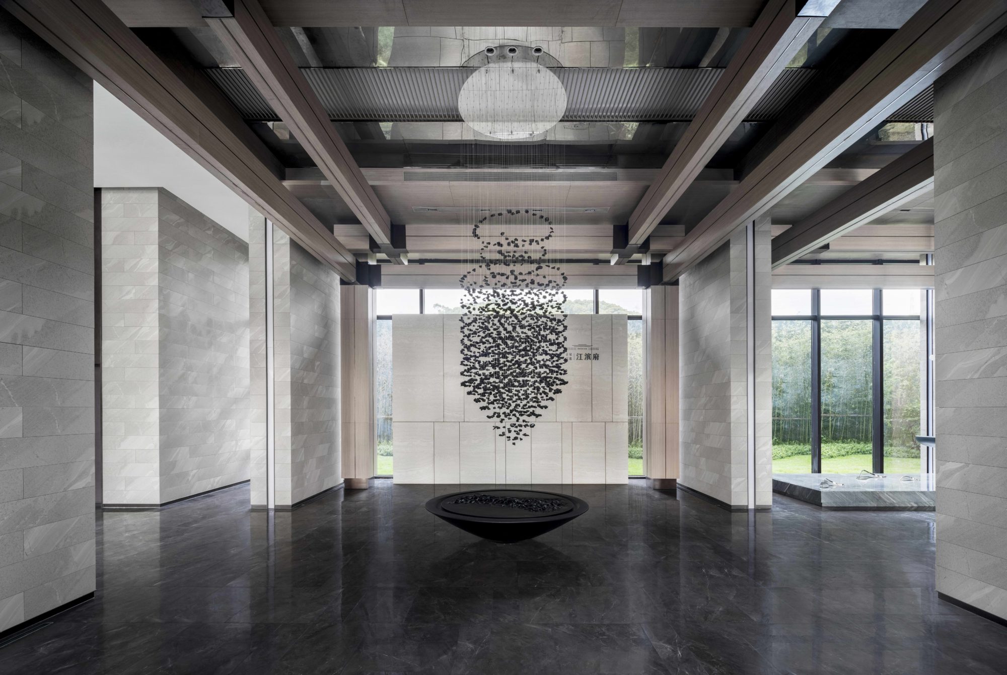 在建筑内的艺术空间,黑色石粒的重叠指向大地,将建筑牢牢地