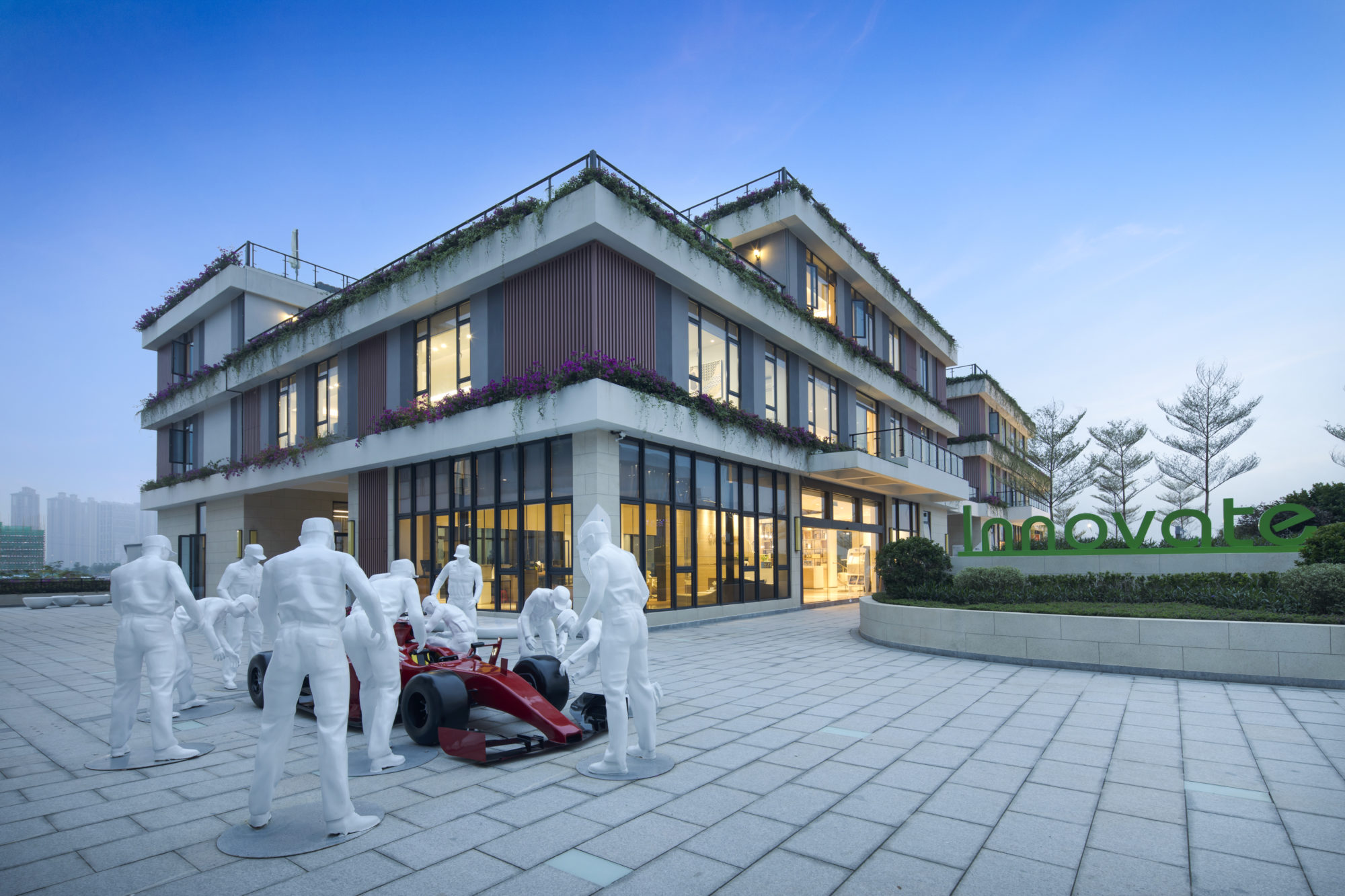 小镇东区3,4,5号楼为退台式高层创意办公楼,高100米,建筑面积合计