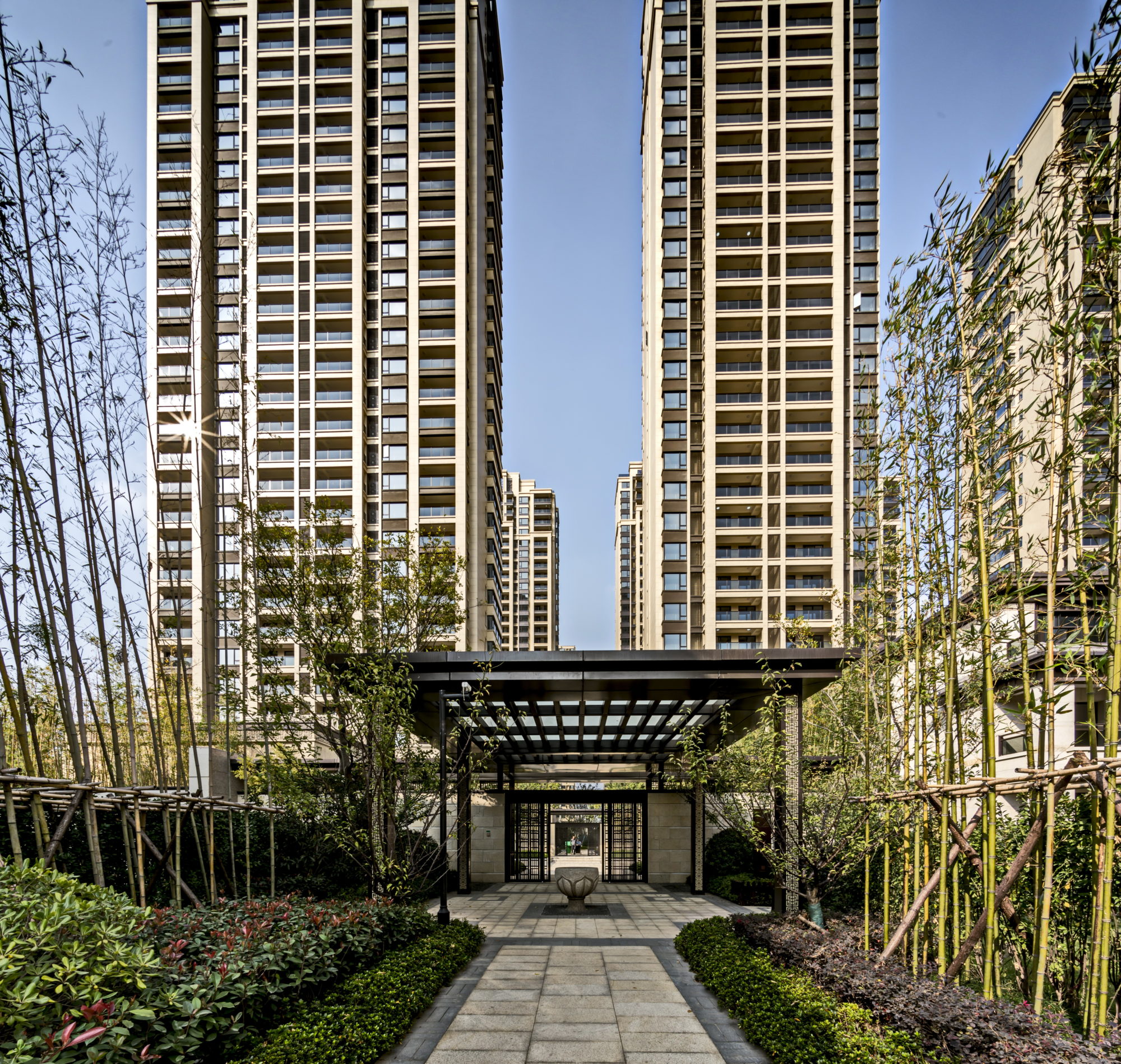 项目高层住宅设计风格在新古典的基础上改良提升,保留新古典的精致与