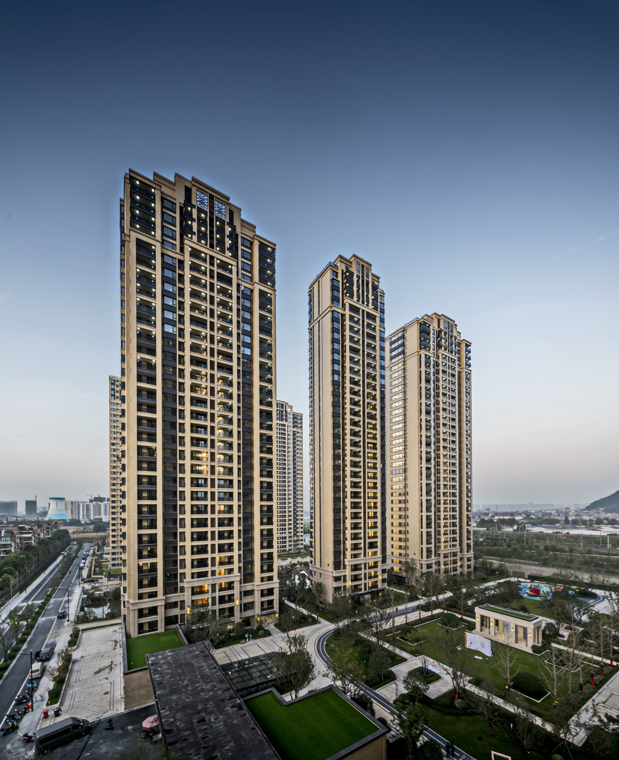 项目高层住宅设计风格在新古典的基础上改良提升,保留新古典的精致与